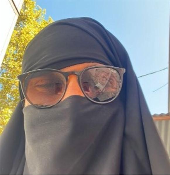 Çarşafla gezen erkek şahıs gözaltına alındı