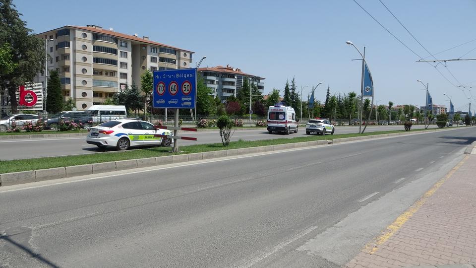 Eşi ile tartışan kadın seyir halindeki araçtan atladı