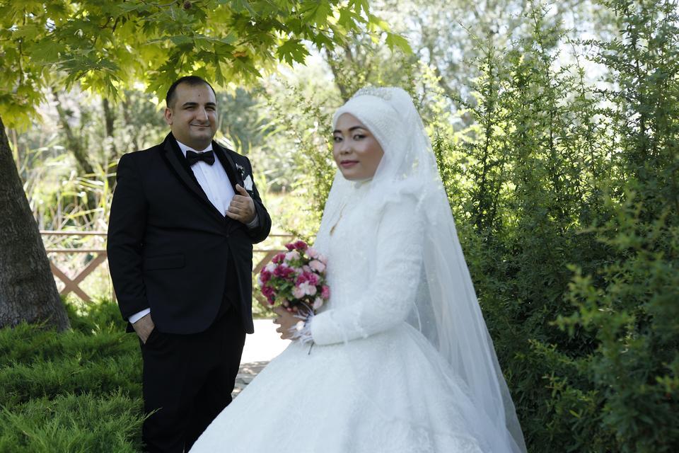 ESKİŞEHİRLİ RECEP TAYYİP YÜCESAN HAYATININ AŞKINI ENDONEZYA'DA BULDU INSTAGRAM'DA TANIŞTI, İLK BULUŞMADA EVLİLİK TEKLİFİ ETTİ, İKİNCİ BULUŞMADA DÜĞÜN YAPTI ESKİŞEHİR'DE YAŞAYAN RECEP TAYYİP YÜCESAN: "ENDONEZYA'DAN BİRİSİYLE EVLENMEK HİÇ AKLIMA GELMEZDİ" RİSKA WAHYUNİ YÜCESAN: "AŞKINI GÖSTERDİ VE ÇOK ÇABALADI, ENDONEZYA'YA GELDİ, BENİMLE TANIŞTI"