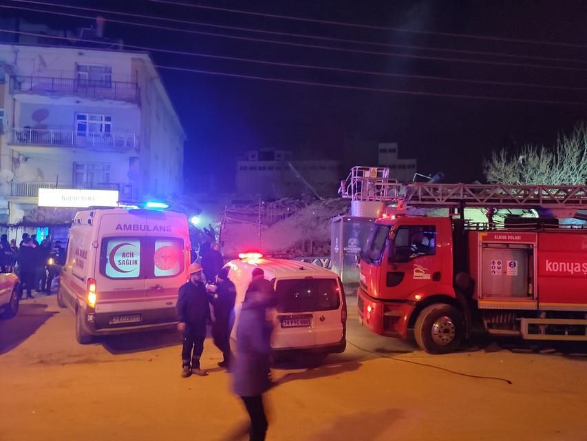 KONYA'DA 4 KATLI BİNA ÇÖKTÜ