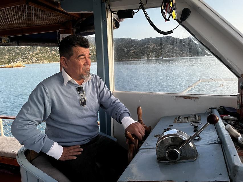 ANTALYA'DAN EĞİTİME YELKEN AÇAN TEKNE, BİR ÇOCUĞUN HAYALLERİNİ TAŞIYOR TEK ÖĞRENCİ İÇİN MAVİ YOLCULUK GİBİ OKUL SERVİSİ TEKNE İLE EVİNDEN ALINIP OKULA GÖTÜRÜLÜYOR DENİZ VE KARA SERVİSİNİ DEVLET KARŞILIYOR DENİZ YOLUYLA TARİHİN VE MAVİNİN İÇİNDEN KISKANDIRAN TAŞIMALI SİSTEM