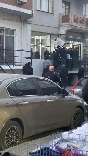 İki grup birbirine girdi: tekmeli sopalı kavga