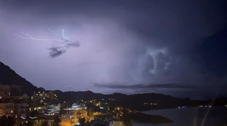 Şimşekler geceyi gündüze çevirdi