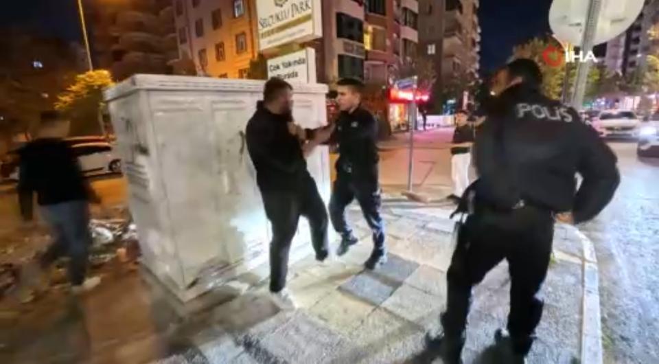 Yoldan geçen araçlara zarar verdi, polise direndi, "Öldürün beni" diye bağırdı