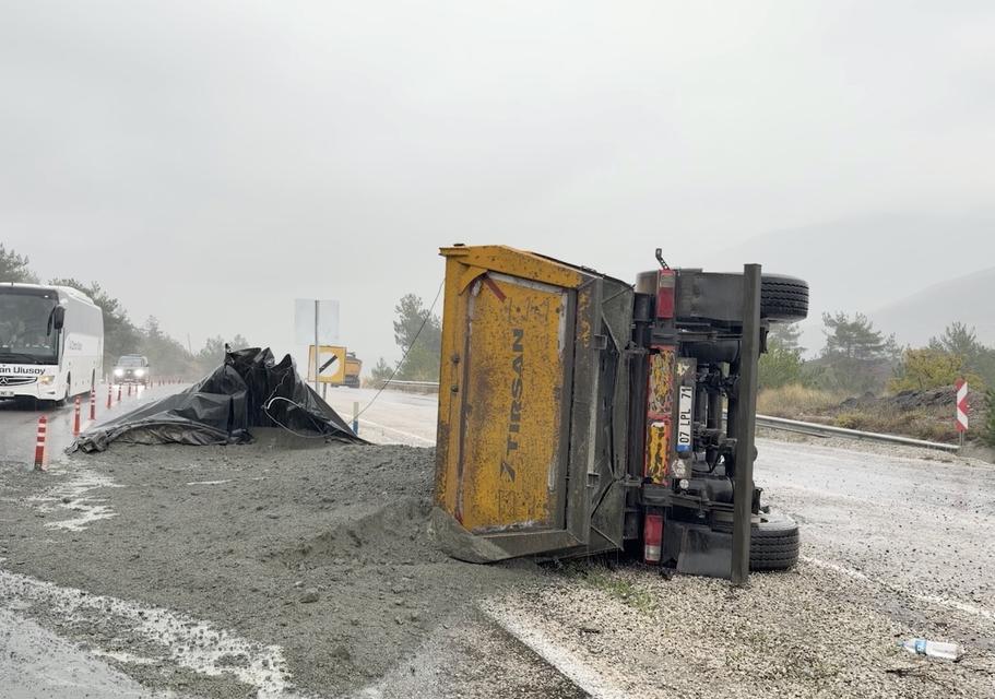 Devrilen hafriyat kamyonunun sürücüsü yaralandı
