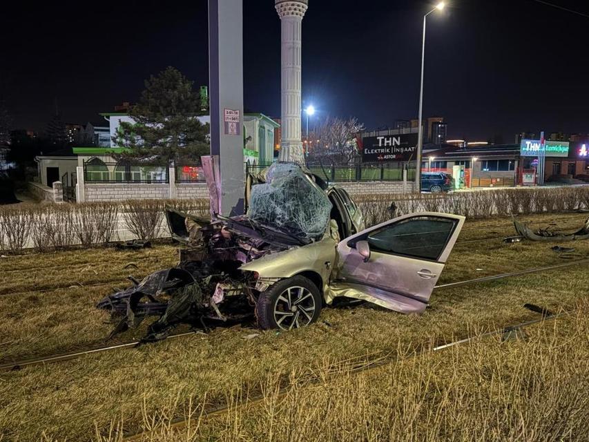 Direğe çarpan otomobil kağıt gibi büküldü