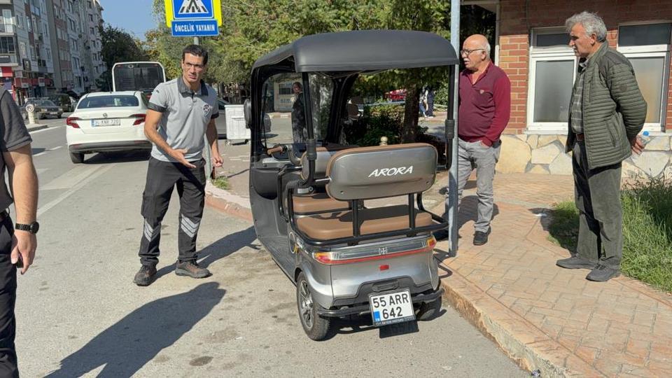 Motorlu bisiklet, yayaya yol veren otomobile çarptı