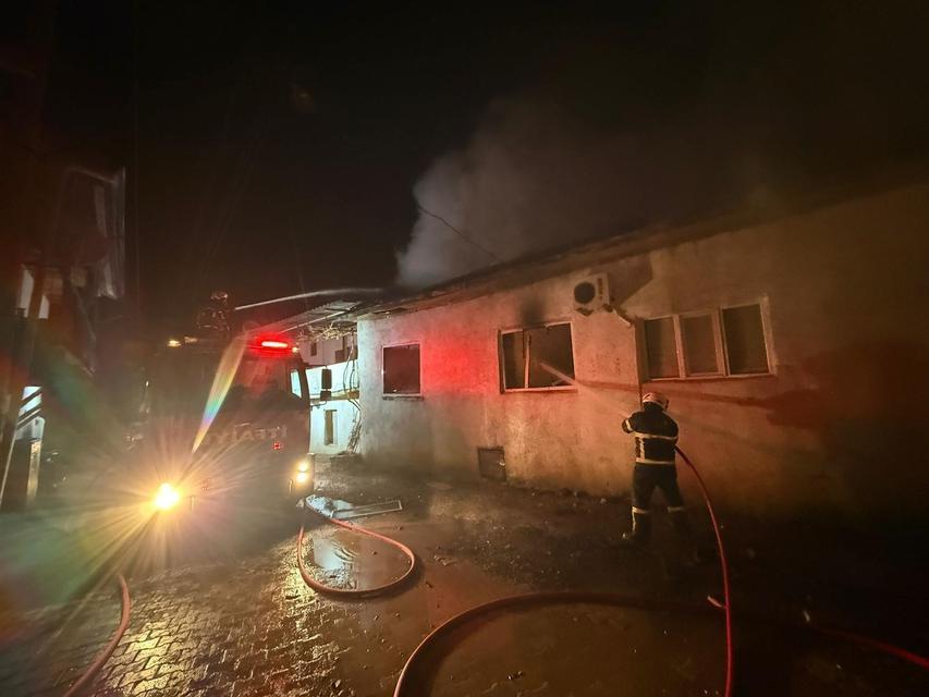 Yangında ev küle döndü, 5 kişi kurtuldu