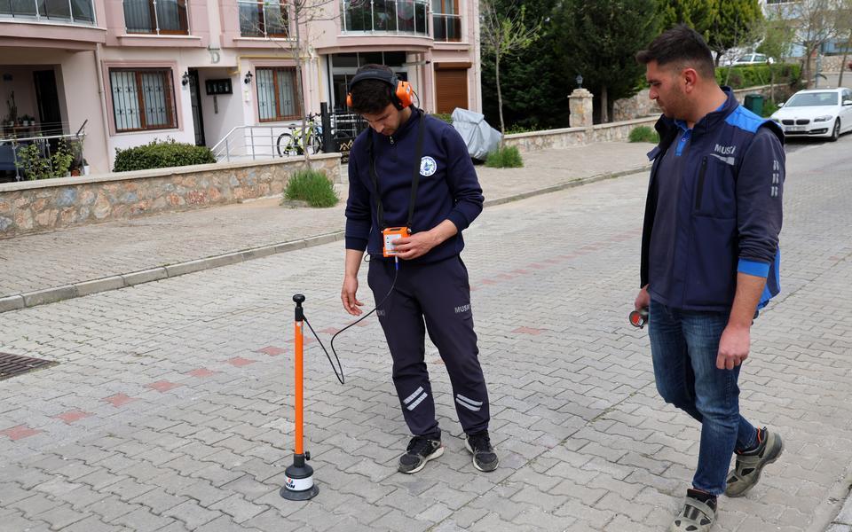 Altın değil, su kaçağı arıyorlar