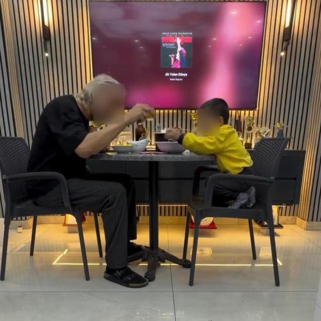 3 yaşındaki oğlunu alkol masasına oturttu