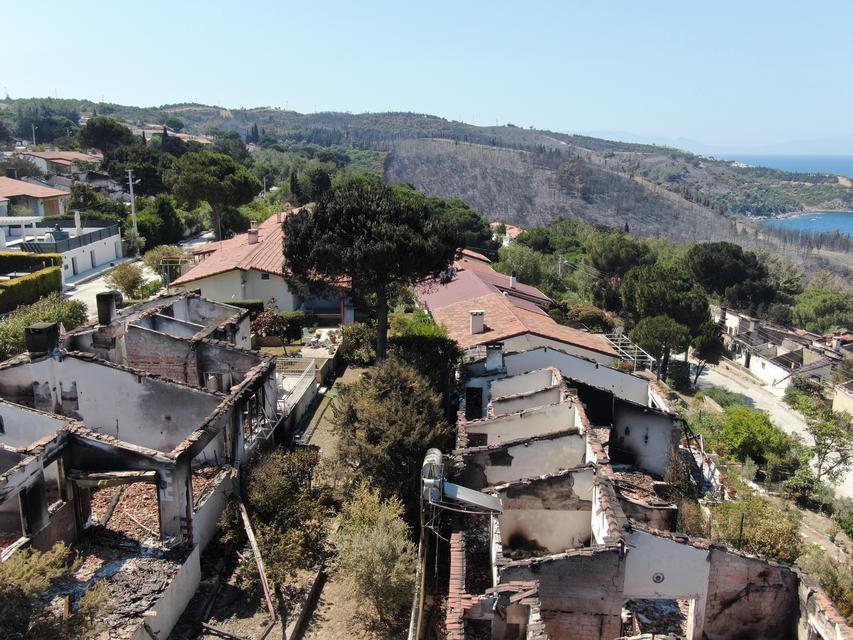 İZMİR'DEKİ YANGINDA 85 YAZLIK EV KÜLE DÖNDÜ