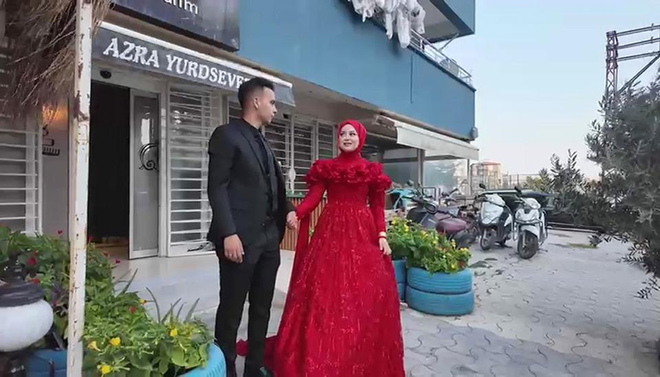 POLİSLER, KÜÇÜK YAŞTAYKEN BABASI VEFAT EDEN POLİS KIZININ KINA GECESİNDE HALAY ÇEKTİ