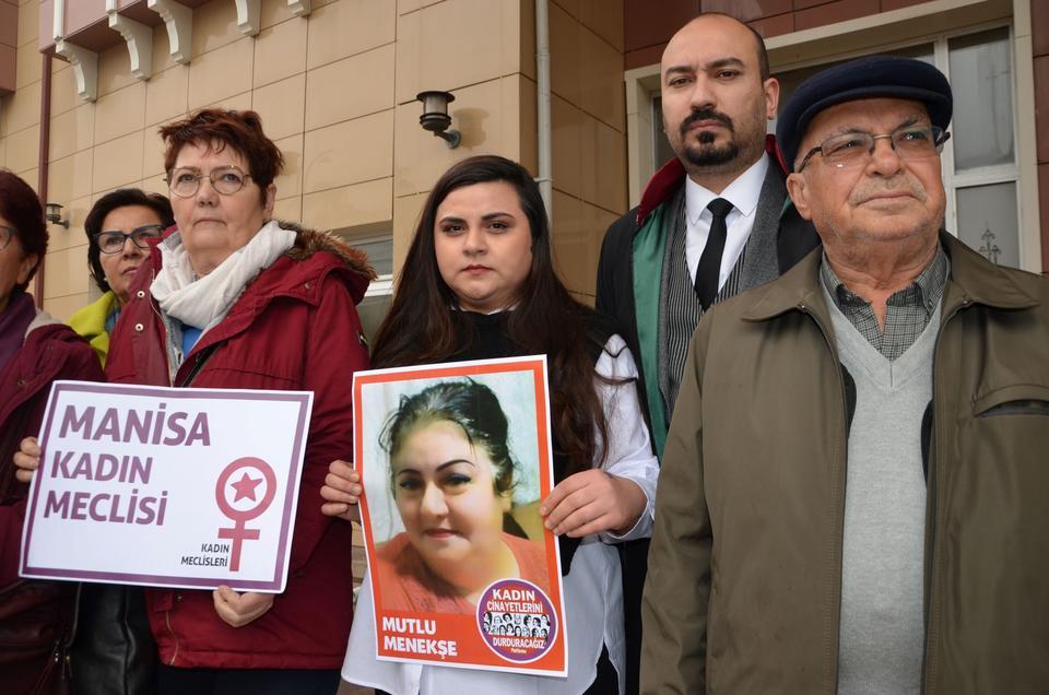 ÜÇ EŞİNİ DE ÖLDÜREN SANIK: "BEN KADIN DÜŞMANI MIYIM?" MANİSA'DAKİ KORKU CİNAYETLERDE KARAR ÇIKTI DAHA ÖNCE BİR EŞİNİ BIÇAKLAYARAK, DİĞERİNİ ÜTÜYLE, SON DİNİ NİKAHLI EŞİNİ DE DARP EDEREK ÖLDÜREN NECATİ AKPINAR İNDİRİMSİZ AĞIRLAŞTIRILMIŞ MÜEBBET CEZASINA ÇARPTIRILDI SANIK NECATİ AKPINAR: "VÜCUDUNDAKİ YANIKLAR BANYODA DÜŞÜP SICAK SUYUN ALTINDA YANMIŞTI AMA MORLUKLARDAN HABERİM YOKTU" EN SON ÖLDÜRÜLEN MUTLU MENEKŞE'NİN KIZI GAYE YILDIZ: "ANNEM DE RAHAT UYUSUN, KANI YERDE KALMADI"