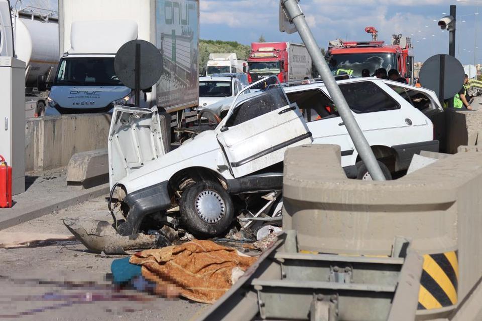 Otomobil beton bariyere çarptı: 2 ölü