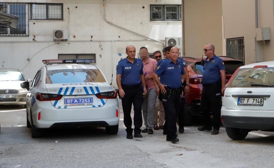 Balkonun demir korkuluklarında boşanma pazarlığı