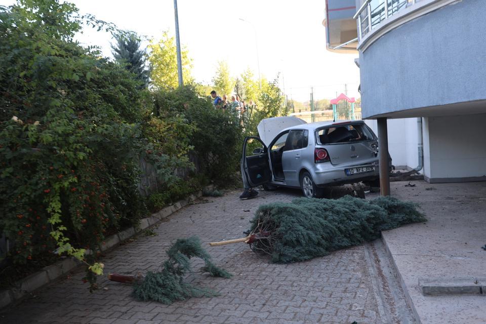 Kontrolden çıkan otomobil apartmanın bahçesine düştü