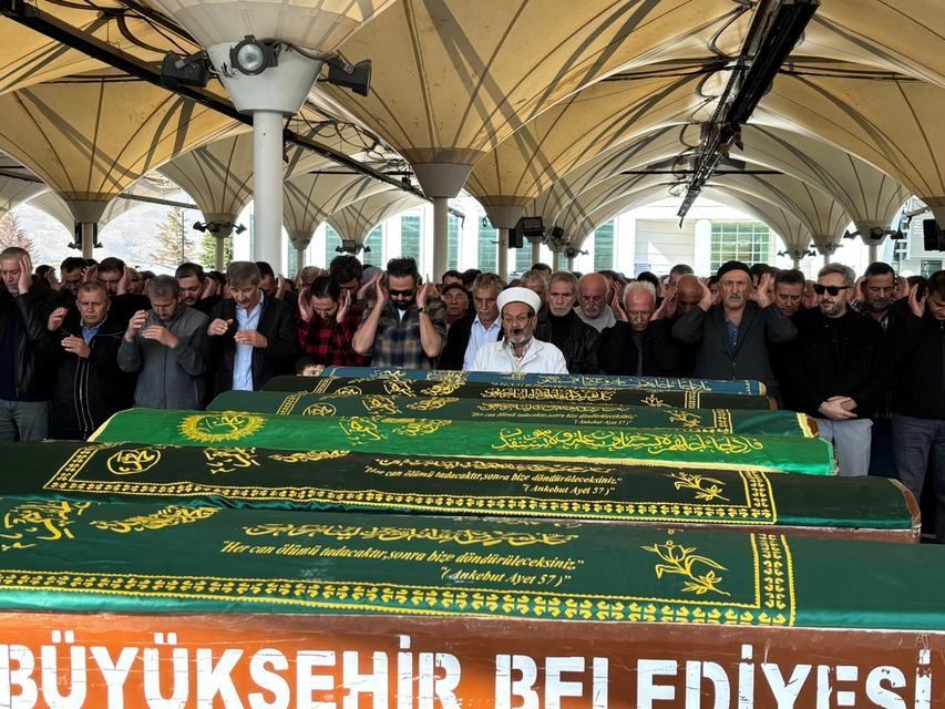 Elektrik trafosuna girmesi nedeniyle hayatını kaybeden adam son yolculuğuna uğurlandı