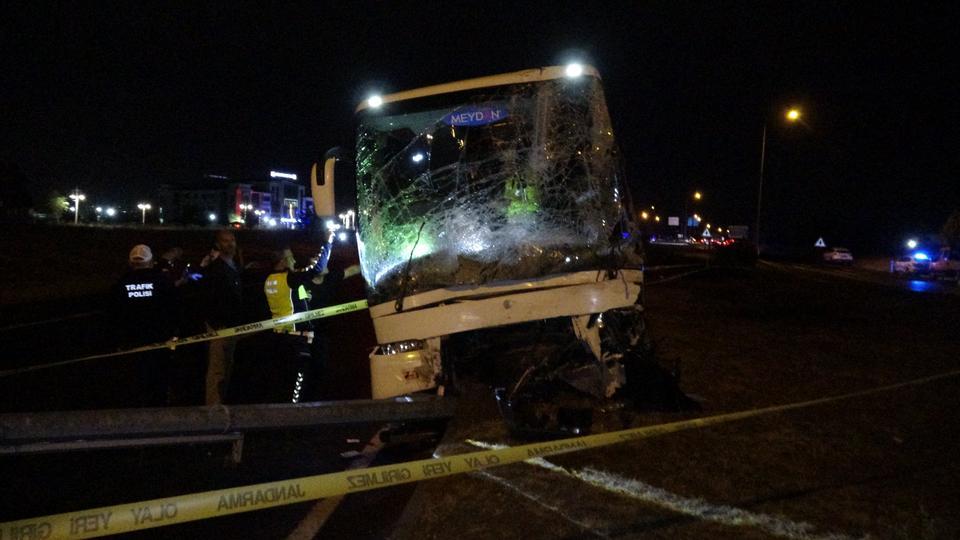 Otobüs ile hafif ticari araç çarpıştı: 2 ölü, 3 yaralı