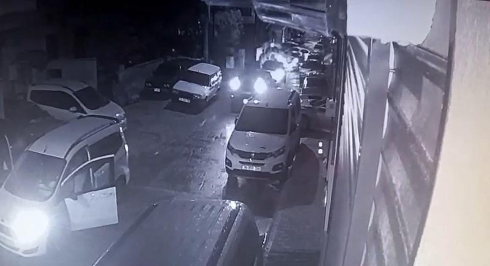 İZMİR'DE YOL KAVGASINDA 22 YAŞINDAKİ GENÇ 4 YERİNDEN BIÇAKLANDI