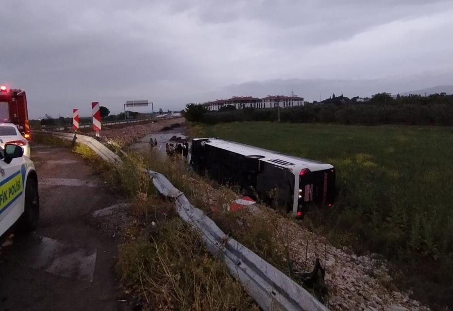 Yolcu otobüsü şarampole yuvarlandı: 10 yaralı