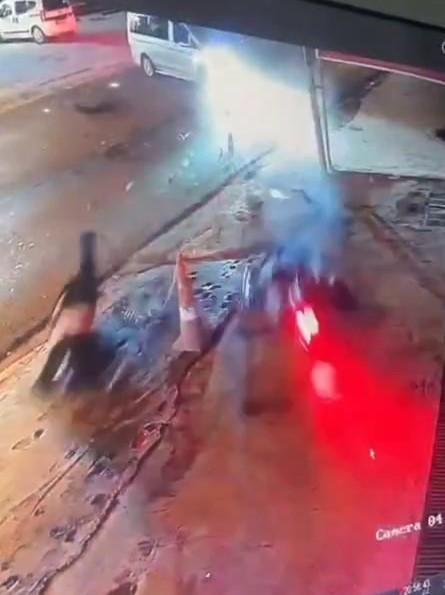 Motosikletli gençler havada savruldu