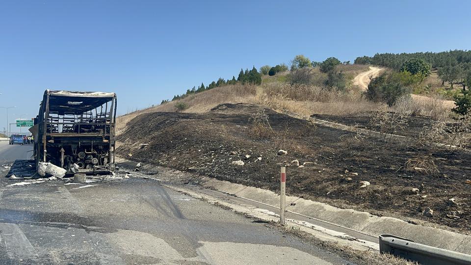 OTOBÜS ALEVLERE TESLİM OLDU: YANGIN OTLUK ALANA SIÇRADI, 41 YOLCU TAHLİYE EDİLDİ OTOBÜS ŞOFÖRÜNÜN BEKLEYİŞİ YÜREKLERİ DAĞLADI OTOYOLDA CAN PAZARI