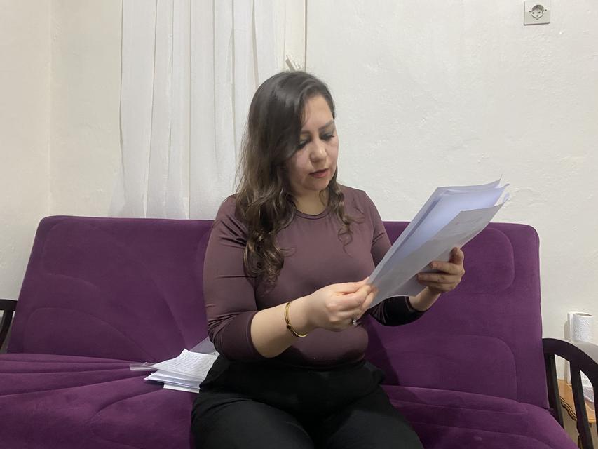 ESKİŞEHİR BÜYÜKŞEHİR BELEDİYESİ'NDE SİYASİ MOBBİNG İDDİASI EBB MÜZESİNDEN İŞTEN ÇIKARILAN NAGİHAN GÜL: "'SEN TAYYİPÇİSİN', 'SEN BURAYA AİT DEĞİLSİN' DEMEYE BAŞLADILAR" "CUMHURBAŞKANI RECEP TAYYİP ERDOĞAN'IN HEYKELİNİN YANINDA, FOTOĞRAF ÇEKMEYİ ÖĞRETİYORLARDI, O SIRADA UYGUNSUZ HAREKET ÇEKTİLER" "'DEMOKRASİYLE SEÇİLMİŞ BİR DEVLETİN CUMHURBAŞKANI'NA HAKARET EDEMEZSİNİZ' DEDİM" "DAİRE BAŞKANI BENİ ARAYARAK 'SEN TAYYİPÇİ MİSİN? KALKIP ONU KORUMAK SENİN HADDİNE Mİ DÜŞMÜŞ?' DEDİ"