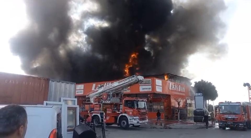 Lastikçi dükkanı alevlere teslim oldu