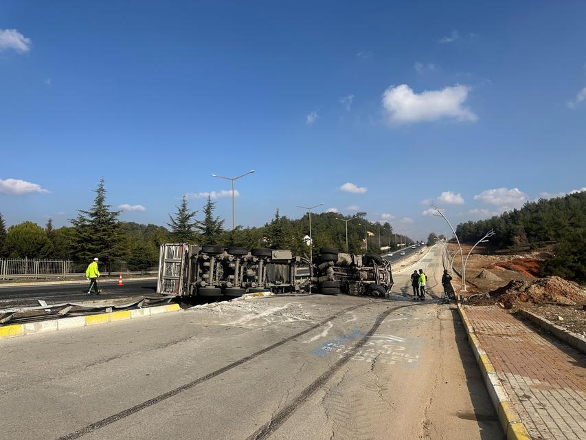 DEVRİLEN KÖMÜR YÜKLÜ TIRIN SÜRÜCÜSÜ YARALANDI