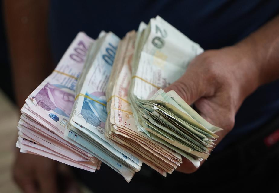 PARKTA DİLENEN YAŞLI KADININ ÜZERİNDEN DESTE DESTE PARA ÇIKTI BEŞ PARASIZ KALAN DİLENCİ BU KEZ ZABITADAN YARDIM İSTEDİ