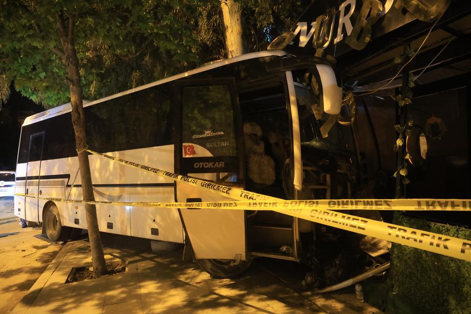Alkollü sürücünün kullandığı minibüs iş yerine daldı
