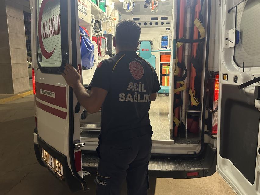 Yeğen amcasını bıçakladı