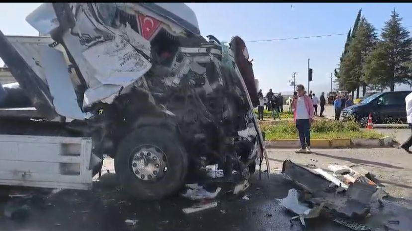 TIR, KIRMIZI IŞIKTA BEKLEYEN OTOBÜS VE OTOMOBİLE ÇARPTI: 6  YARALI