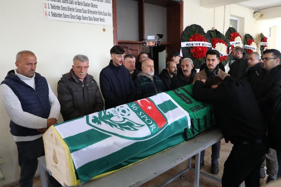 Silahlı saldırıda ölen genç futbolcu son yolculuğuna uğurlandı