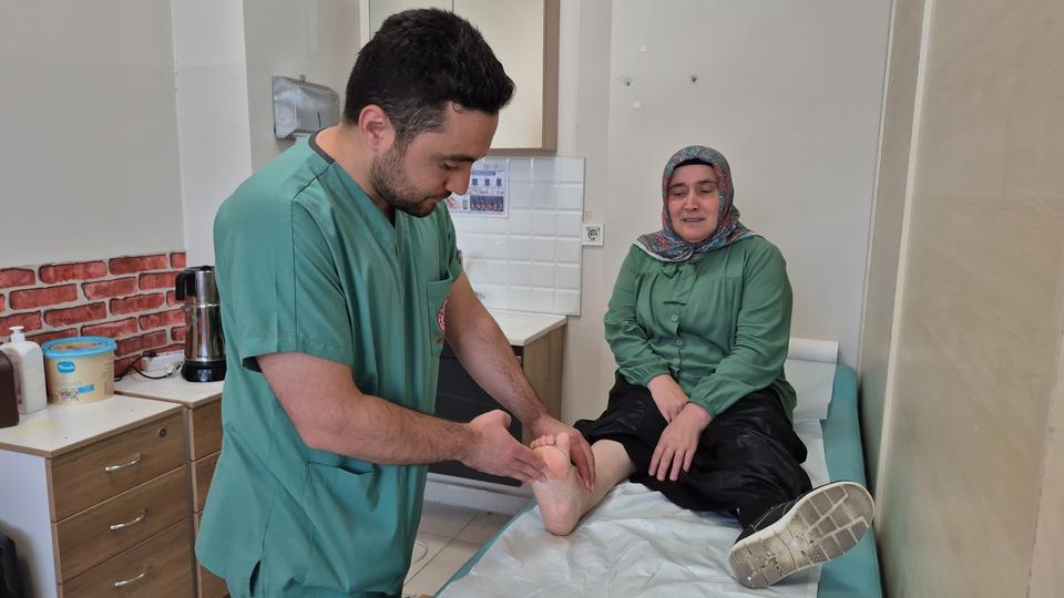 İlk ayakkabısını 51 yaşında giyebildi