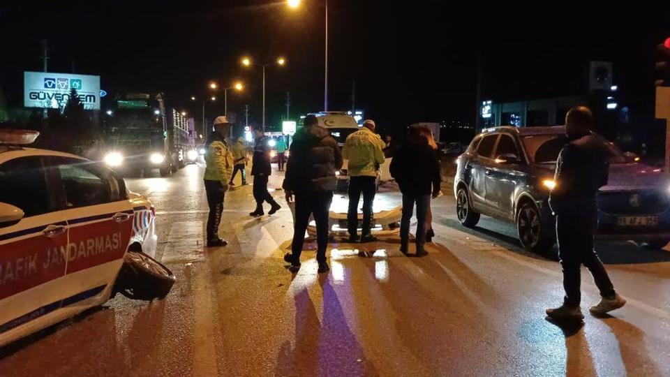 Kırmızı ışıkta zincirleme kaza: 2 jandarma personeli yaralandı