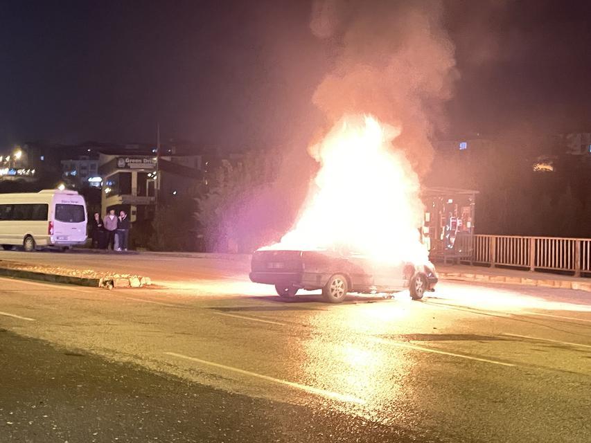 Otomobil önce bariyerlere, sonra otobüse çarptı: 2 yaralı