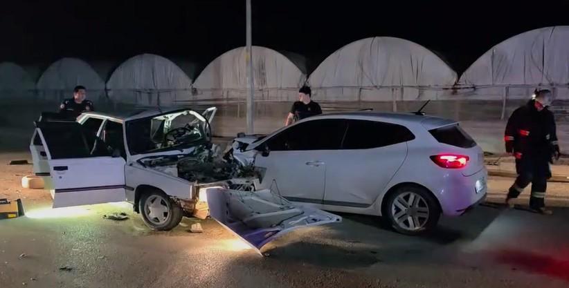 İki otomobil kafa kafaya çarpıştı: 1 ölü