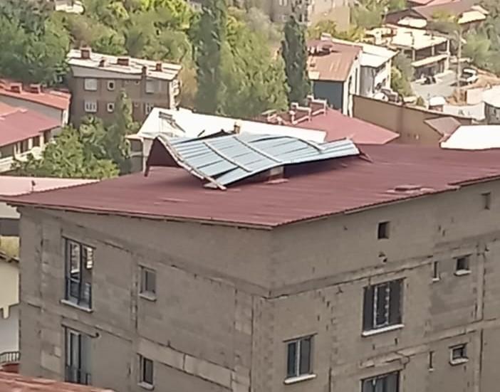 Şiddetli rüzgar çatılara zarar verdi