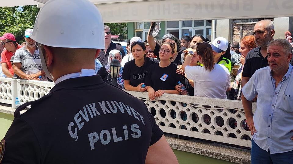 TRAFİK KAZASINDA HAYATINI KAYBEDEN POLİS VE AİLESİ TOPRAĞA VERİLDİ AYNI AİLEDEN 3 KİŞİNİN CENAZESİNE KATILANLAR GÖZYAŞLARINA BOĞULDU