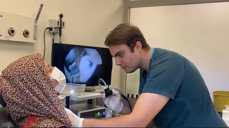 KADININ BOĞAZINA SAPLANAN İĞNE AMELİYATLA ÇIKARILDI