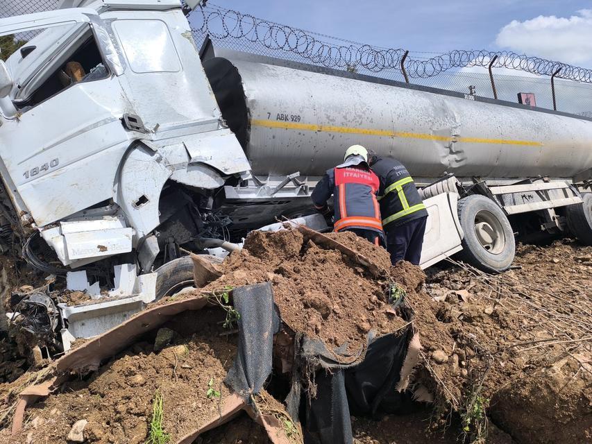 Kontrolden çıkan yakıt tankerinin sürücüsü yaralandı