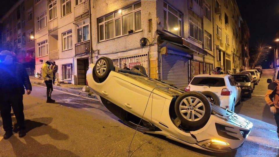 Kontrolden çıkan otomobil iki araca çarparak takla attı