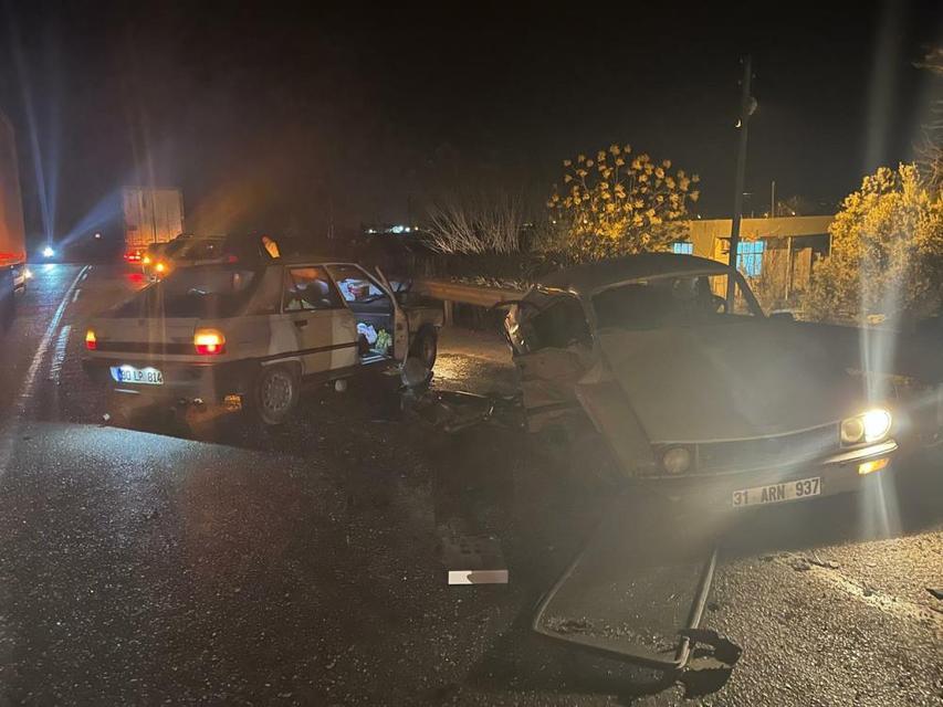 Kara yolunda feci kaza: İki otomobil çarpıştı, 1 ölü 2 yaralı