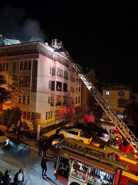 Gece yarısı çatı katı yangını paniğe neden oldu