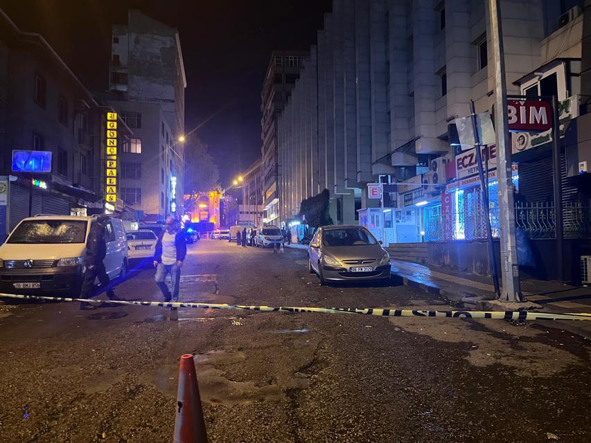ANKARA'DA EĞLENCE MERKEZİNDE BİR KİŞİ GÖRÜŞTÜĞÜ KADINI ÖLDÜRDÜKTEN SONRA KENDİNİ VURDU