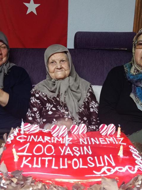 100.YAŞINA GİREN YAŞLI KADINA, TORUNLARINDAN SÜRPRİZ DOĞUM GÜNÜ