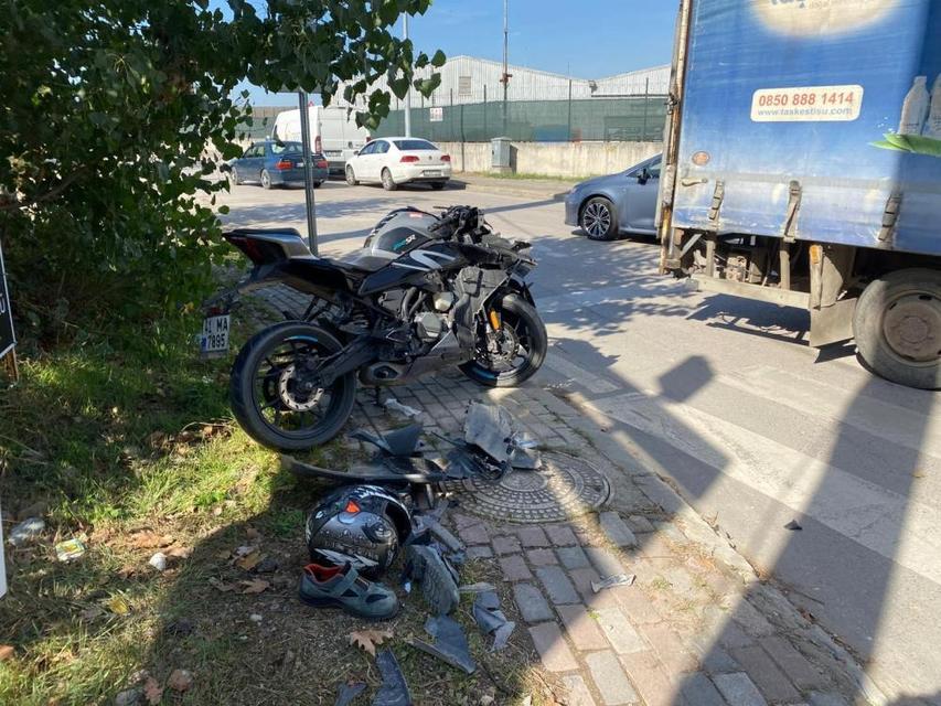 Kamyonetle çarpışan motosiklet sürücüsü ağır yaralandı