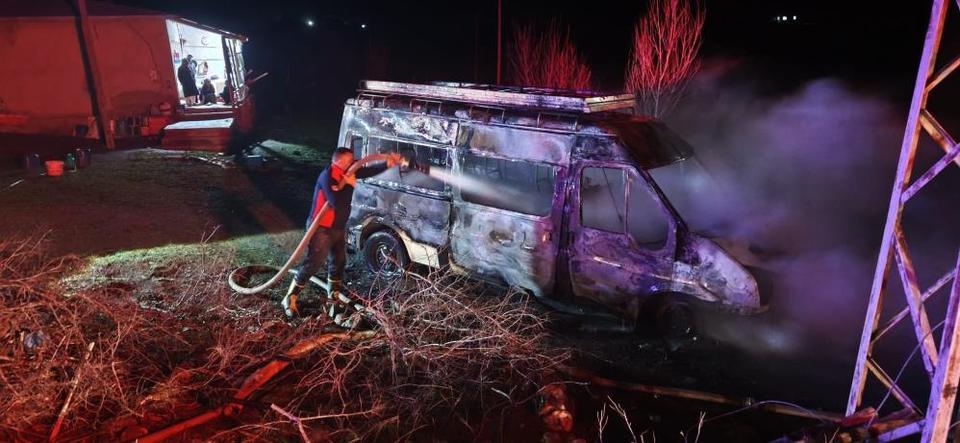 Muhtara ait minibüs yandı