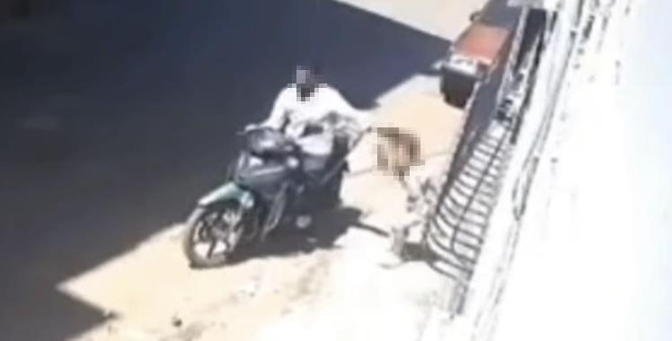 Baba, küçük kızını darbedip motosikletle sürükledi